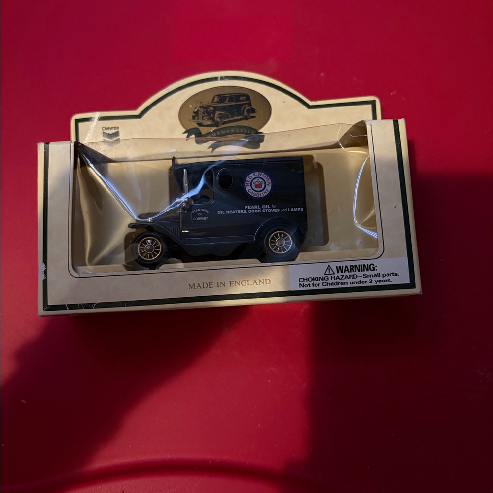 NIB lledo chevron commemorative 1927 pearl oil van ornament